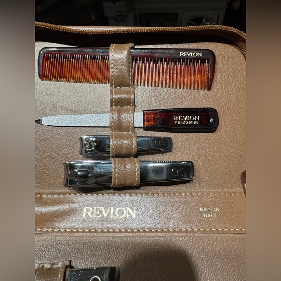 Vintage new Revlon Grooming Kit - Picture 3 of 11